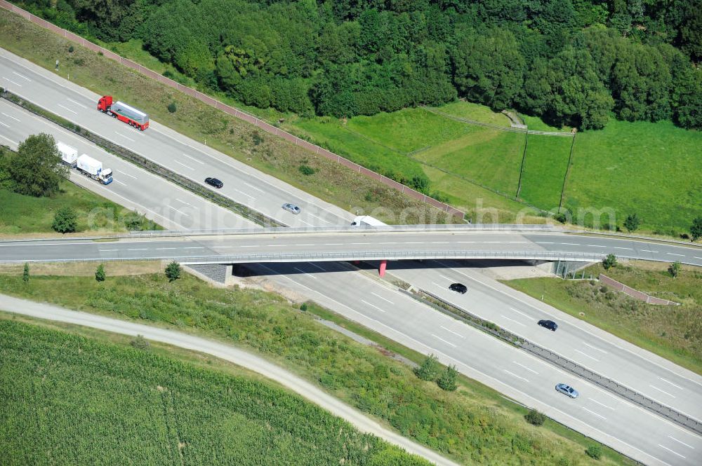 Aerial image Oschitz - Bauwerke und Streckenführung der BAB Bundesautobahn A9 mit bisher vier Fahrstreifen. Derzeit laufen Vorbereitungsarbeiten für den sechsspurigen Ausbau der Autobahn 9 zwischen Triptis und Schleiz durch das deutsch-französisches Konsortium EUROVIA VINCI. Es ist das letzte Projekt im Rahmen des Verkehrsprojekt Deutsche Einheit Nummer zwölf der DEGES. Buildings and route of the motorway A9.