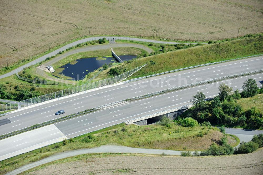 Aerial photograph Oschitz - Bauwerke und Streckenführung der BAB Bundesautobahn A9 mit bisher vier Fahrstreifen. Derzeit laufen Vorbereitungsarbeiten für den sechsspurigen Ausbau der Autobahn 9 zwischen Triptis und Schleiz durch das deutsch-französisches Konsortium EUROVIA VINCI. Es ist das letzte Projekt im Rahmen des Verkehrsprojekt Deutsche Einheit Nummer zwölf der DEGES. Buildings and route of the motorway A9.