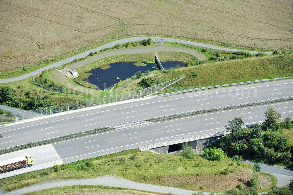 Oschitz from above - Bauwerke und Streckenführung der BAB Bundesautobahn A9 mit bisher vier Fahrstreifen. Derzeit laufen Vorbereitungsarbeiten für den sechsspurigen Ausbau der Autobahn 9 zwischen Triptis und Schleiz durch das deutsch-französisches Konsortium EUROVIA VINCI. Es ist das letzte Projekt im Rahmen des Verkehrsprojekt Deutsche Einheit Nummer zwölf der DEGES. Buildings and route of the motorway A9.