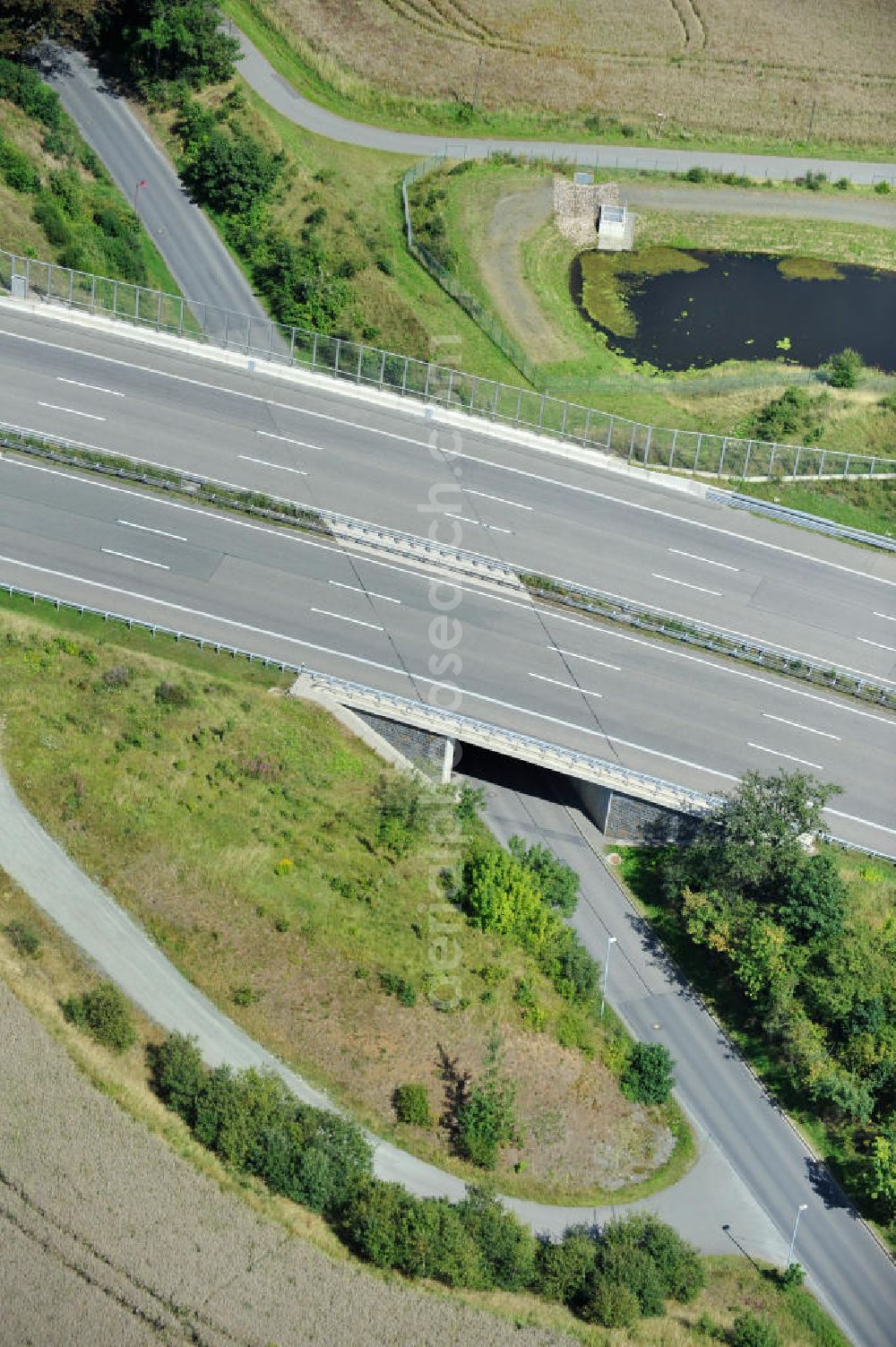 Oschitz from the bird's eye view: Bauwerke und Streckenführung der BAB Bundesautobahn A9 mit bisher vier Fahrstreifen. Derzeit laufen Vorbereitungsarbeiten für den sechsspurigen Ausbau der Autobahn 9 zwischen Triptis und Schleiz durch das deutsch-französisches Konsortium EUROVIA VINCI. Es ist das letzte Projekt im Rahmen des Verkehrsprojekt Deutsche Einheit Nummer zwölf der DEGES. Buildings and route of the motorway A9.