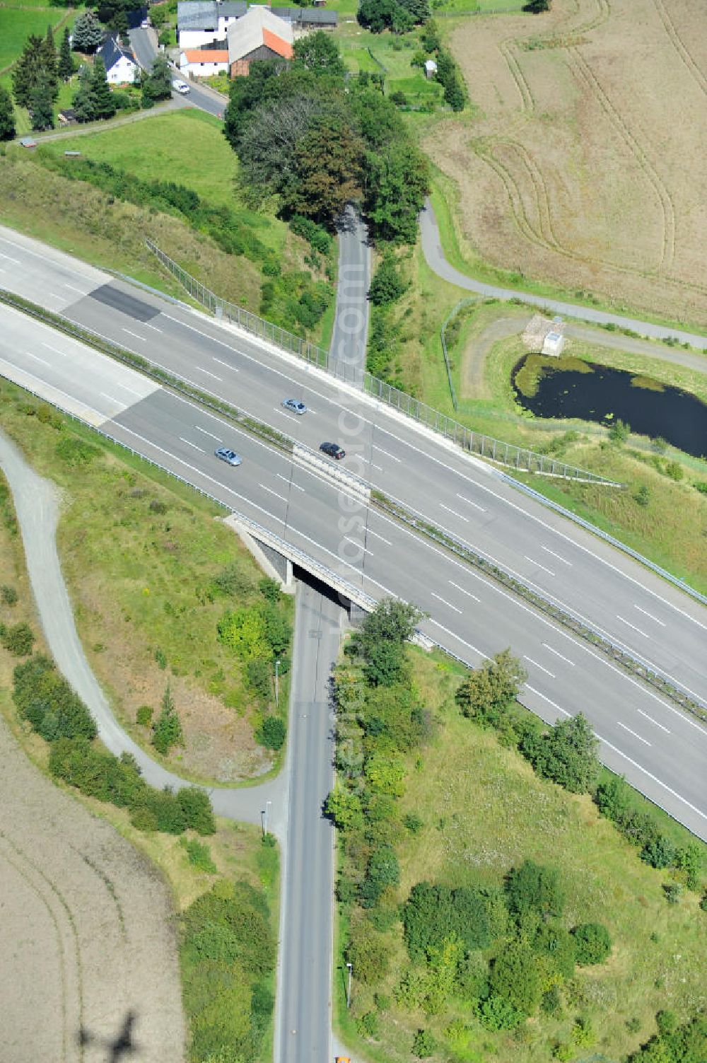 Aerial image Oschitz - Bauwerke und Streckenführung der BAB Bundesautobahn A9 mit bisher vier Fahrstreifen. Derzeit laufen Vorbereitungsarbeiten für den sechsspurigen Ausbau der Autobahn 9 zwischen Triptis und Schleiz durch das deutsch-französisches Konsortium EUROVIA VINCI. Es ist das letzte Projekt im Rahmen des Verkehrsprojekt Deutsche Einheit Nummer zwölf der DEGES. Buildings and route of the motorway A9.