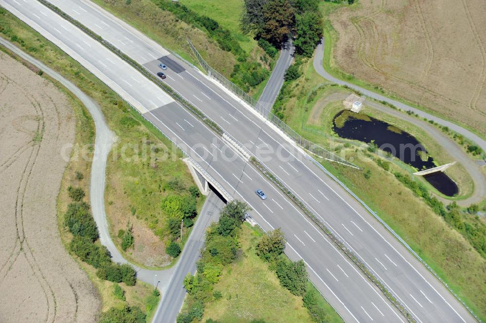 Aerial photograph Oschitz - Bauwerke und Streckenführung der BAB Bundesautobahn A9 mit bisher vier Fahrstreifen. Derzeit laufen Vorbereitungsarbeiten für den sechsspurigen Ausbau der Autobahn 9 zwischen Triptis und Schleiz durch das deutsch-französisches Konsortium EUROVIA VINCI. Es ist das letzte Projekt im Rahmen des Verkehrsprojekt Deutsche Einheit Nummer zwölf der DEGES. Buildings and route of the motorway A9.