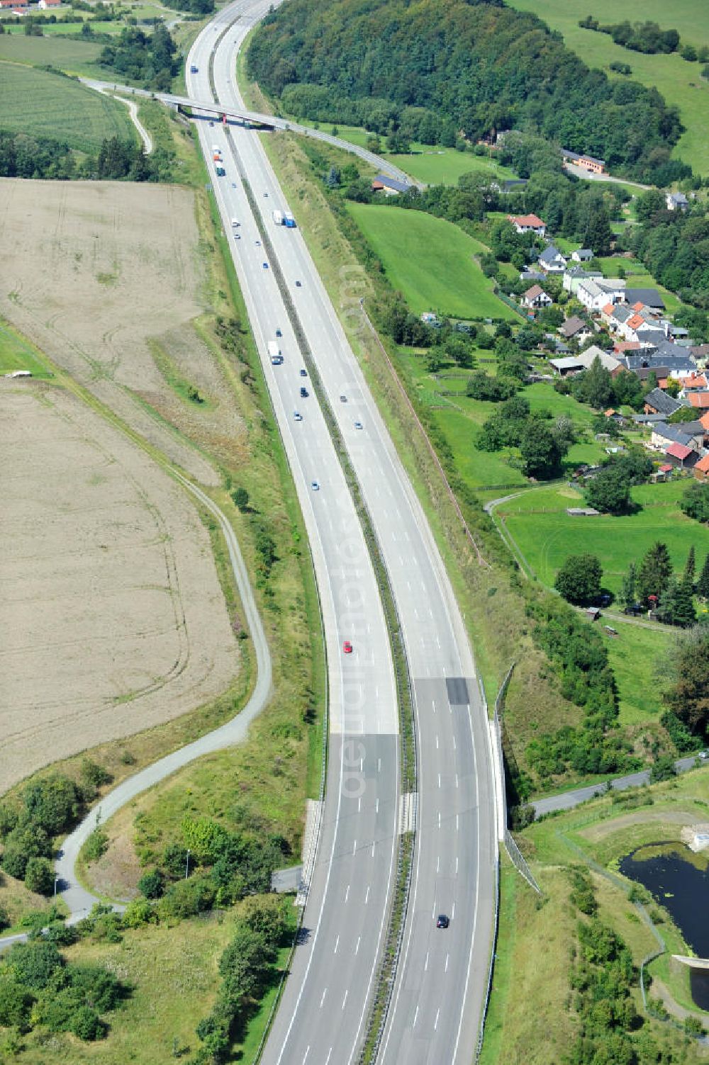 Oschitz from above - Bauwerke und Streckenführung der BAB Bundesautobahn A9 mit bisher vier Fahrstreifen. Derzeit laufen Vorbereitungsarbeiten für den sechsspurigen Ausbau der Autobahn 9 zwischen Triptis und Schleiz durch das deutsch-französisches Konsortium EUROVIA VINCI. Es ist das letzte Projekt im Rahmen des Verkehrsprojekt Deutsche Einheit Nummer zwölf der DEGES. Buildings and route of the motorway A9.