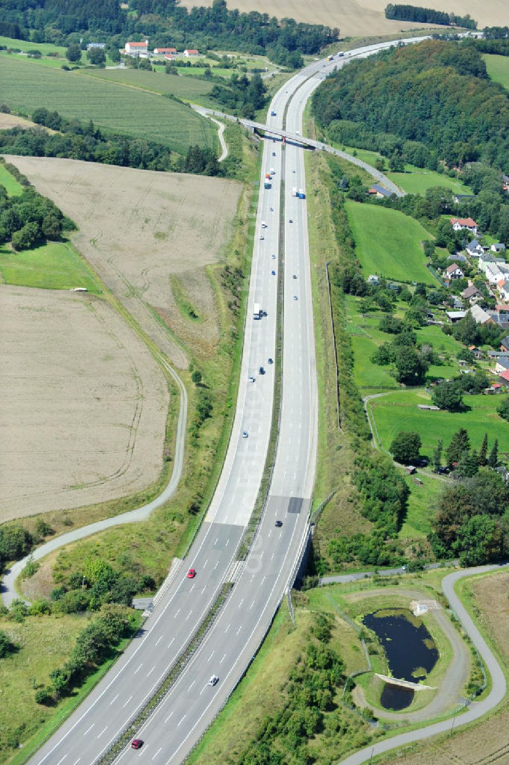 Oschitz from the bird's eye view: Bauwerke und Streckenführung der BAB Bundesautobahn A9 mit bisher vier Fahrstreifen. Derzeit laufen Vorbereitungsarbeiten für den sechsspurigen Ausbau der Autobahn 9 zwischen Triptis und Schleiz durch das deutsch-französisches Konsortium EUROVIA VINCI. Es ist das letzte Projekt im Rahmen des Verkehrsprojekt Deutsche Einheit Nummer zwölf der DEGES. Buildings and route of the motorway A9.