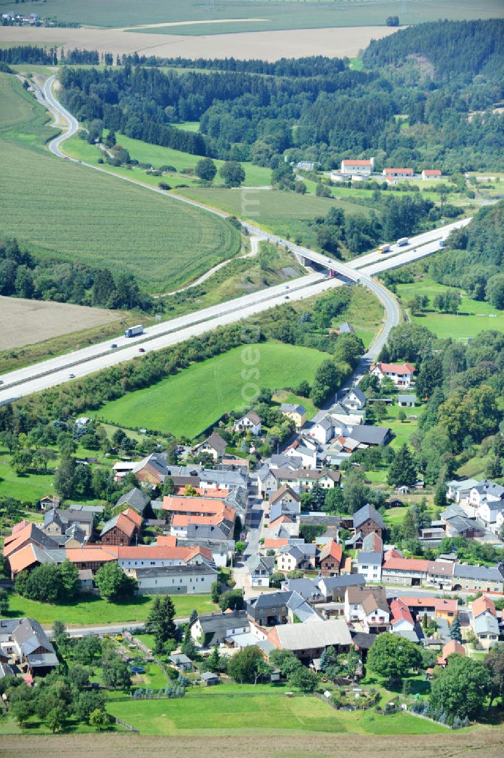 Aerial image Oschitz - Bauwerke und Streckenführung der BAB Bundesautobahn A9 mit bisher vier Fahrstreifen. Derzeit laufen Vorbereitungsarbeiten für den sechsspurigen Ausbau der Autobahn 9 zwischen Triptis und Schleiz durch das deutsch-französisches Konsortium EUROVIA VINCI. Es ist das letzte Projekt im Rahmen des Verkehrsprojekt Deutsche Einheit Nummer zwölf der DEGES. Buildings and route of the motorway A9.