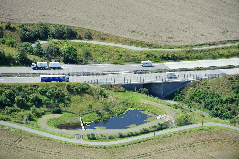 Aerial photograph Oschitz - Bauwerke und Streckenführung der BAB Bundesautobahn A9 mit bisher vier Fahrstreifen. Derzeit laufen Vorbereitungsarbeiten für den sechsspurigen Ausbau der Autobahn 9 zwischen Triptis und Schleiz durch das deutsch-französisches Konsortium EUROVIA VINCI. Es ist das letzte Projekt im Rahmen des Verkehrsprojekt Deutsche Einheit Nummer zwölf der DEGES. Buildings and route of the motorway A9.