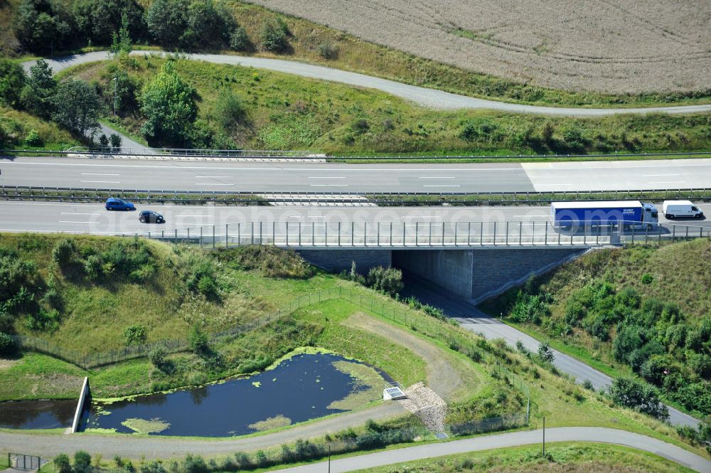 Oschitz from above - Bauwerke und Streckenführung der BAB Bundesautobahn A9 mit bisher vier Fahrstreifen. Derzeit laufen Vorbereitungsarbeiten für den sechsspurigen Ausbau der Autobahn 9 zwischen Triptis und Schleiz durch das deutsch-französisches Konsortium EUROVIA VINCI. Es ist das letzte Projekt im Rahmen des Verkehrsprojekt Deutsche Einheit Nummer zwölf der DEGES. Buildings and route of the motorway A9.