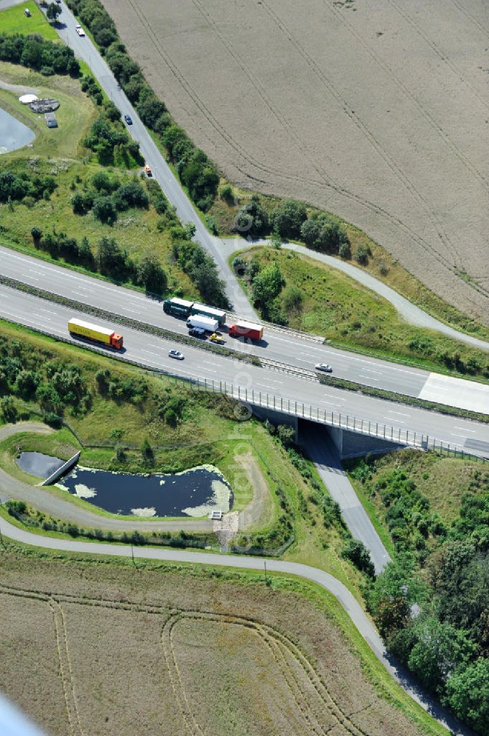 Oschitz from the bird's eye view: Bauwerke und Streckenführung der BAB Bundesautobahn A9 mit bisher vier Fahrstreifen. Derzeit laufen Vorbereitungsarbeiten für den sechsspurigen Ausbau der Autobahn 9 zwischen Triptis und Schleiz durch das deutsch-französisches Konsortium EUROVIA VINCI. Es ist das letzte Projekt im Rahmen des Verkehrsprojekt Deutsche Einheit Nummer zwölf der DEGES. Buildings and route of the motorway A9.