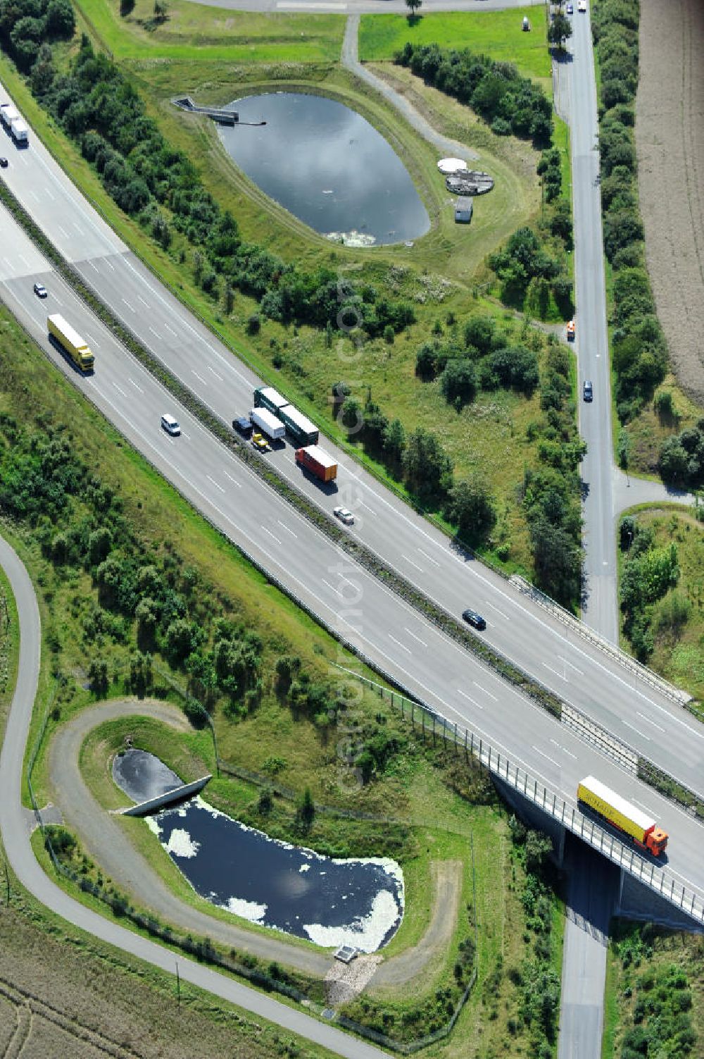 Aerial image Oschitz - Bauwerke und Streckenführung der BAB Bundesautobahn A9 mit bisher vier Fahrstreifen. Derzeit laufen Vorbereitungsarbeiten für den sechsspurigen Ausbau der Autobahn 9 zwischen Triptis und Schleiz durch das deutsch-französisches Konsortium EUROVIA VINCI. Es ist das letzte Projekt im Rahmen des Verkehrsprojekt Deutsche Einheit Nummer zwölf der DEGES. Buildings and route of the motorway A9.