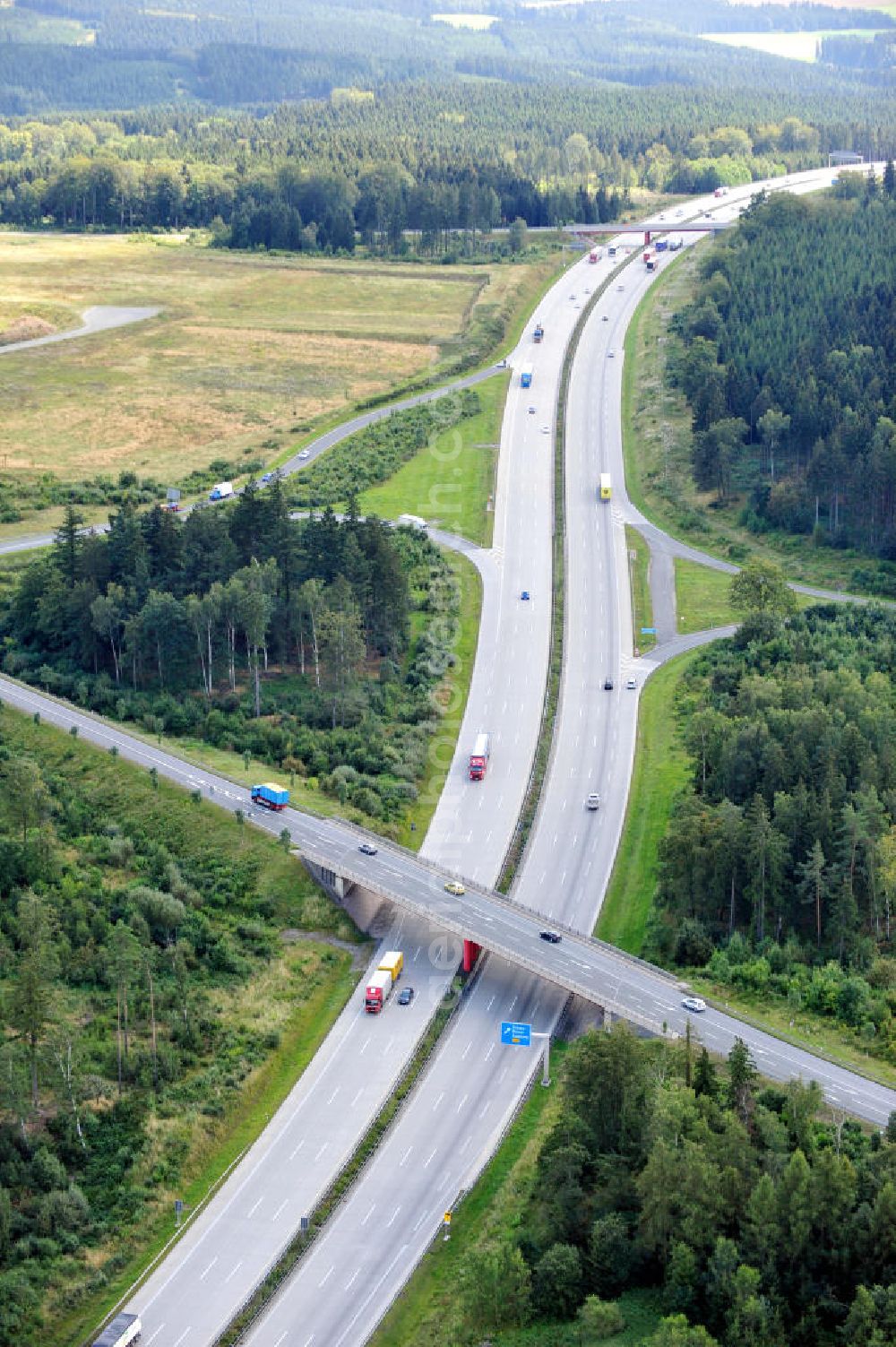 Aerial photograph Oschitz - Bauwerke und Streckenführung der BAB Bundesautobahn A9 mit bisher vier Fahrstreifen. Derzeit laufen Vorbereitungsarbeiten für den sechsspurigen Ausbau der Autobahn 9 zwischen Triptis und Schleiz durch das deutsch-französisches Konsortium EUROVIA VINCI. Es ist das letzte Projekt im Rahmen des Verkehrsprojekt Deutsche Einheit Nummer zwölf der DEGES. Buildings and route of the motorway A9.