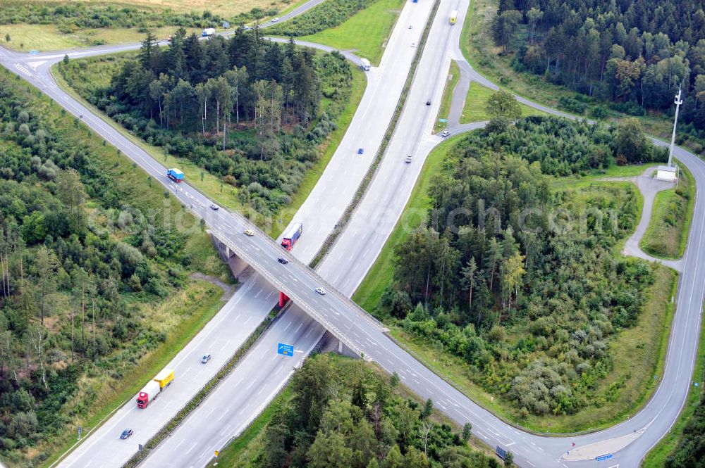 Oschitz from above - Bauwerke und Streckenführung der BAB Bundesautobahn A9 mit bisher vier Fahrstreifen. Derzeit laufen Vorbereitungsarbeiten für den sechsspurigen Ausbau der Autobahn 9 zwischen Triptis und Schleiz durch das deutsch-französisches Konsortium EUROVIA VINCI. Es ist das letzte Projekt im Rahmen des Verkehrsprojekt Deutsche Einheit Nummer zwölf der DEGES. Buildings and route of the motorway A9.