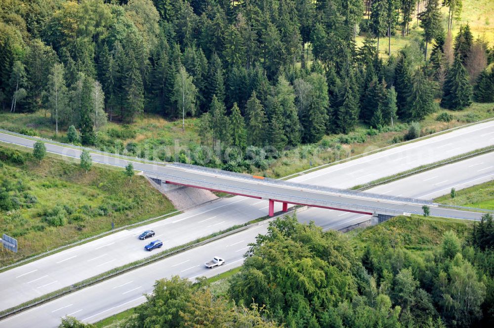 Oschitz from the bird's eye view: Bauwerke und Streckenführung der BAB Bundesautobahn A9 mit bisher vier Fahrstreifen. Derzeit laufen Vorbereitungsarbeiten für den sechsspurigen Ausbau der Autobahn 9 zwischen Triptis und Schleiz durch das deutsch-französisches Konsortium EUROVIA VINCI. Es ist das letzte Projekt im Rahmen des Verkehrsprojekt Deutsche Einheit Nummer zwölf der DEGES. Buildings and route of the motorway A9.