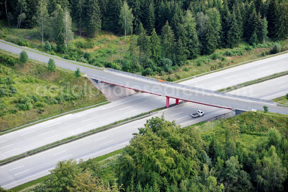 Aerial image Oschitz - Bauwerke und Streckenführung der BAB Bundesautobahn A9 mit bisher vier Fahrstreifen. Derzeit laufen Vorbereitungsarbeiten für den sechsspurigen Ausbau der Autobahn 9 zwischen Triptis und Schleiz durch das deutsch-französisches Konsortium EUROVIA VINCI. Es ist das letzte Projekt im Rahmen des Verkehrsprojekt Deutsche Einheit Nummer zwölf der DEGES. Buildings and route of the motorway A9.