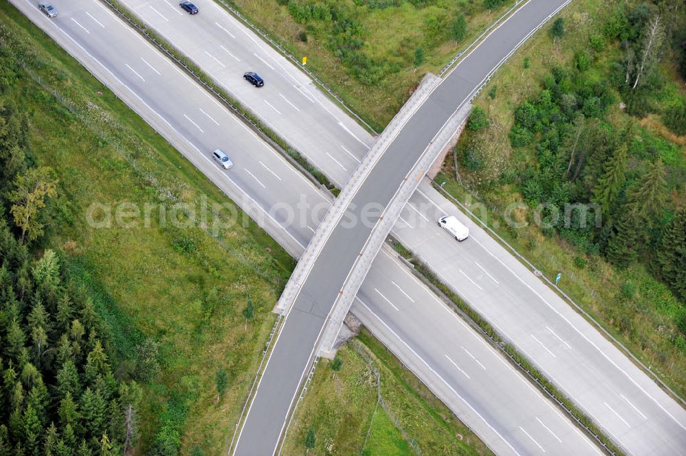 Aerial photograph Oschitz - Bauwerke und Streckenführung der BAB Bundesautobahn A9 mit bisher vier Fahrstreifen. Derzeit laufen Vorbereitungsarbeiten für den sechsspurigen Ausbau der Autobahn 9 zwischen Triptis und Schleiz durch das deutsch-französisches Konsortium EUROVIA VINCI. Es ist das letzte Projekt im Rahmen des Verkehrsprojekt Deutsche Einheit Nummer zwölf der DEGES. Buildings and route of the motorway A9.