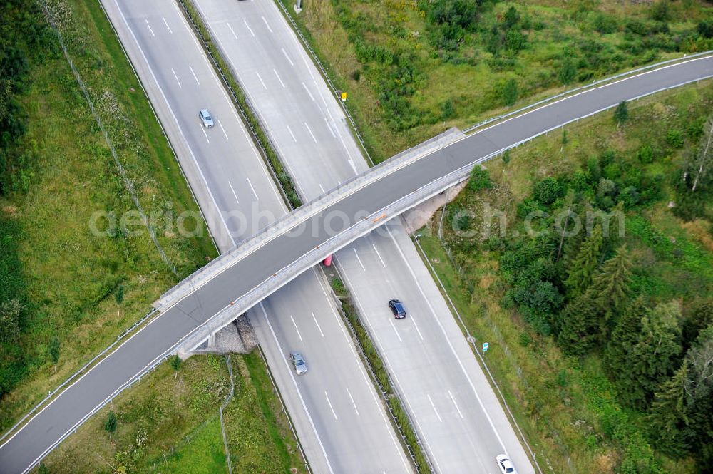 Oschitz from above - Bauwerke und Streckenführung der BAB Bundesautobahn A9 mit bisher vier Fahrstreifen. Derzeit laufen Vorbereitungsarbeiten für den sechsspurigen Ausbau der Autobahn 9 zwischen Triptis und Schleiz durch das deutsch-französisches Konsortium EUROVIA VINCI. Es ist das letzte Projekt im Rahmen des Verkehrsprojekt Deutsche Einheit Nummer zwölf der DEGES. Buildings and route of the motorway A9.