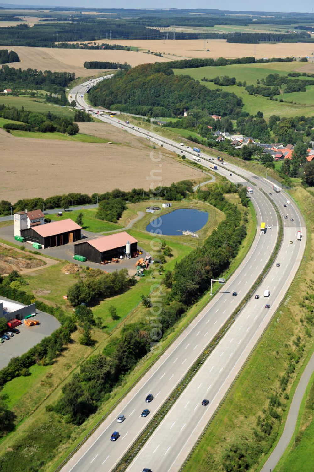 Oschitz from the bird's eye view: Bauwerke und Streckenführung der BAB Bundesautobahn A9 mit bisher vier Fahrstreifen. Derzeit laufen Vorbereitungsarbeiten für den sechsspurigen Ausbau der Autobahn 9 zwischen Triptis und Schleiz durch das deutsch-französisches Konsortium EUROVIA VINCI. Es ist das letzte Projekt im Rahmen des Verkehrsprojekt Deutsche Einheit Nummer zwölf der DEGES. Buildings and route of the motorway A9.