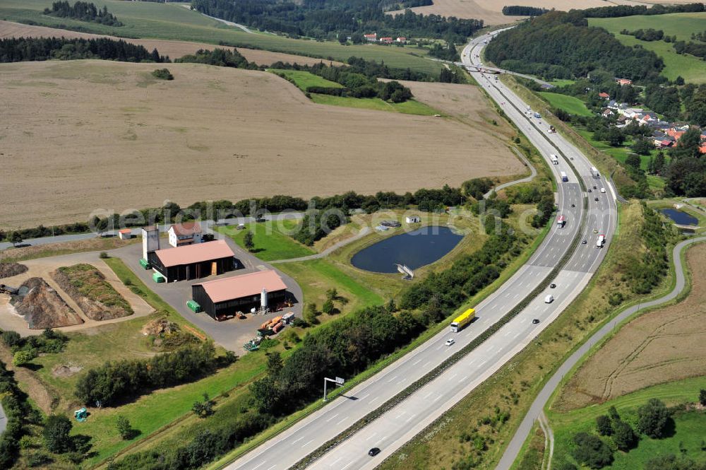 Aerial image Oschitz - Bauwerke und Streckenführung der BAB Bundesautobahn A9 mit bisher vier Fahrstreifen. Derzeit laufen Vorbereitungsarbeiten für den sechsspurigen Ausbau der Autobahn 9 zwischen Triptis und Schleiz durch das deutsch-französisches Konsortium EUROVIA VINCI. Es ist das letzte Projekt im Rahmen des Verkehrsprojekt Deutsche Einheit Nummer zwölf der DEGES. Buildings and route of the motorway A9.