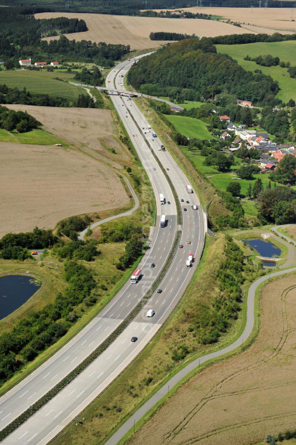 Aerial photograph Oschitz - Bauwerke und Streckenführung der BAB Bundesautobahn A9 mit bisher vier Fahrstreifen. Derzeit laufen Vorbereitungsarbeiten für den sechsspurigen Ausbau der Autobahn 9 zwischen Triptis und Schleiz durch das deutsch-französisches Konsortium EUROVIA VINCI. Es ist das letzte Projekt im Rahmen des Verkehrsprojekt Deutsche Einheit Nummer zwölf der DEGES. Buildings and route of the motorway A9.