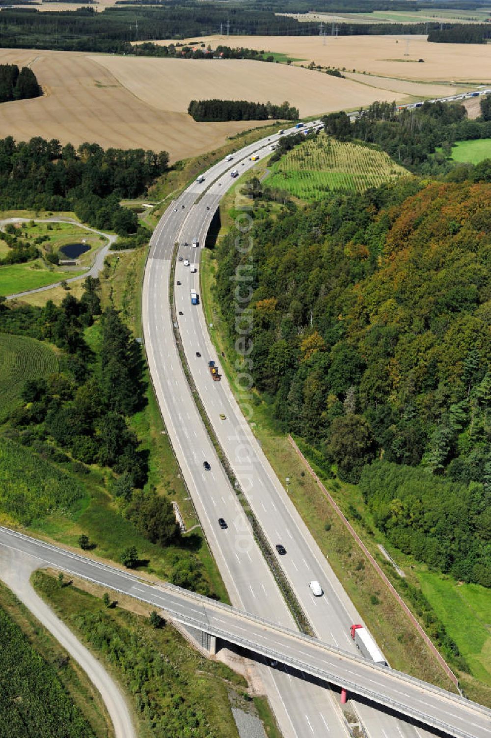 Oschitz from above - Bauwerke und Streckenführung der BAB Bundesautobahn A9 mit bisher vier Fahrstreifen. Derzeit laufen Vorbereitungsarbeiten für den sechsspurigen Ausbau der Autobahn 9 zwischen Triptis und Schleiz durch das deutsch-französisches Konsortium EUROVIA VINCI. Es ist das letzte Projekt im Rahmen des Verkehrsprojekt Deutsche Einheit Nummer zwölf der DEGES. Buildings and route of the motorway A9.