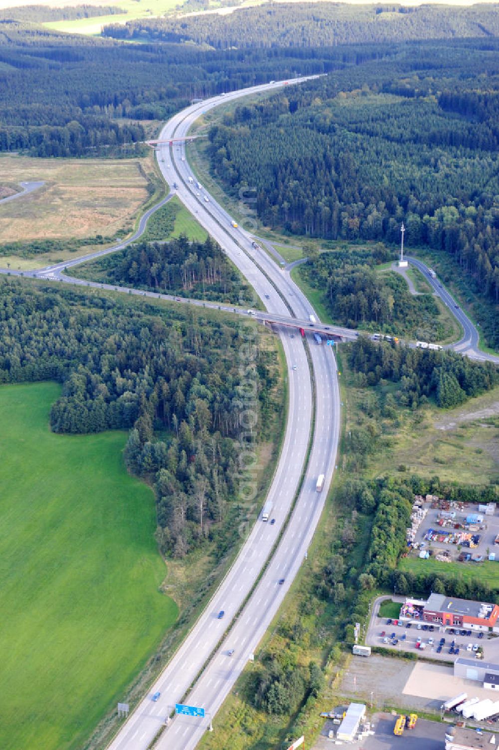 Oschitz from the bird's eye view: Bauwerke und Streckenführung der BAB Bundesautobahn A9 mit bisher vier Fahrstreifen. Derzeit laufen Vorbereitungsarbeiten für den sechsspurigen Ausbau der Autobahn 9 zwischen Triptis und Schleiz durch das deutsch-französisches Konsortium EUROVIA VINCI. Es ist das letzte Projekt im Rahmen des Verkehrsprojekt Deutsche Einheit Nummer zwölf der DEGES. Buildings and route of the motorway A9.