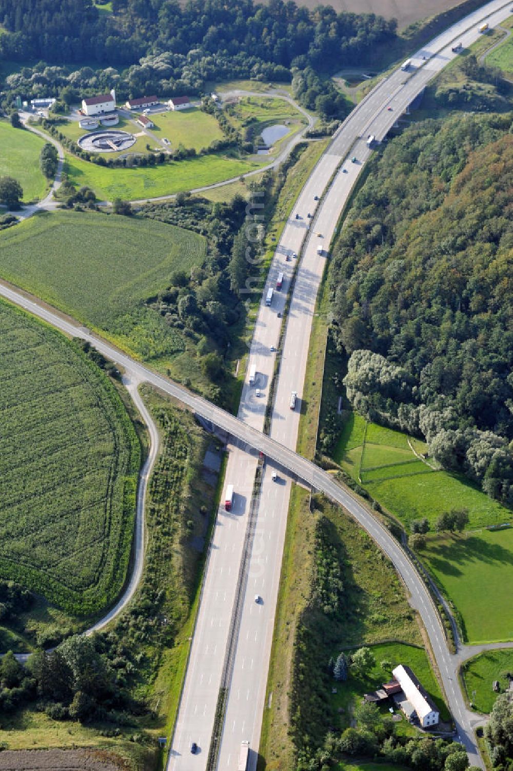 Aerial image Oschitz - Bauwerke und Streckenführung der BAB Bundesautobahn A9 mit bisher vier Fahrstreifen. Derzeit laufen Vorbereitungsarbeiten für den sechsspurigen Ausbau der Autobahn 9 zwischen Triptis und Schleiz durch das deutsch-französisches Konsortium EUROVIA VINCI. Es ist das letzte Projekt im Rahmen des Verkehrsprojekt Deutsche Einheit Nummer zwölf der DEGES. Buildings and route of the motorway A9.