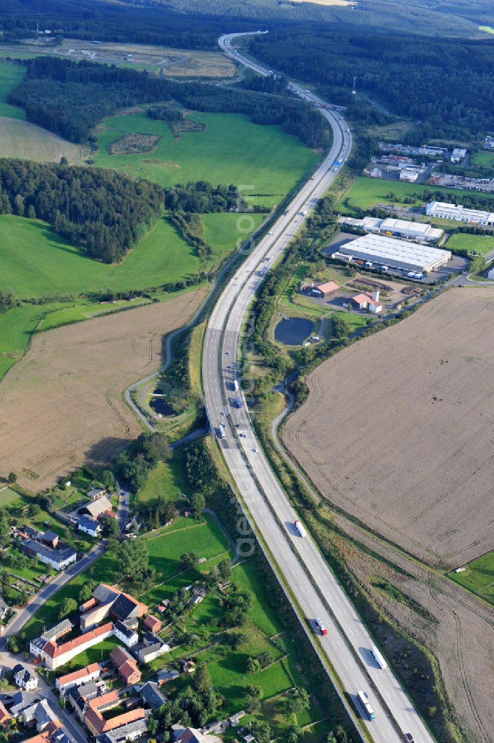 Aerial photograph Oschitz - Bauwerke und Streckenführung der BAB Bundesautobahn A9 mit bisher vier Fahrstreifen. Derzeit laufen Vorbereitungsarbeiten für den sechsspurigen Ausbau der Autobahn 9 zwischen Triptis und Schleiz durch das deutsch-französisches Konsortium EUROVIA VINCI. Es ist das letzte Projekt im Rahmen des Verkehrsprojekt Deutsche Einheit Nummer zwölf der DEGES. Buildings and route of the motorway A9.