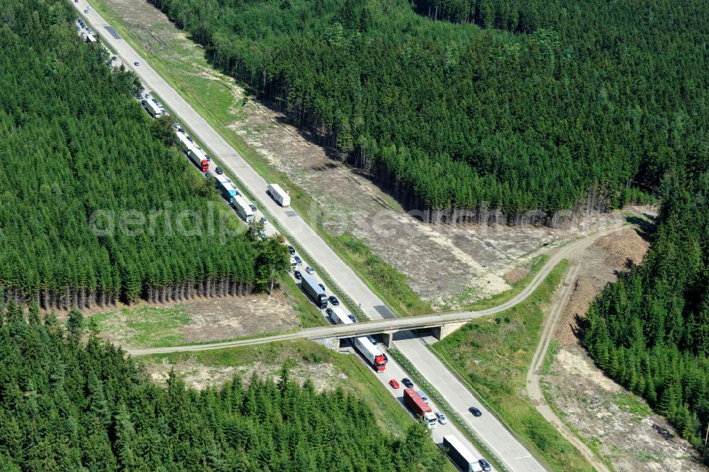 Pahnstangen from above - Bauwerke und Streckenführung der BAB Bundesautobahn A9 mit bisher vier Fahrstreifen. Derzeit laufen Vorbereitungsarbeiten für den sechsspurigen Ausbau der Autobahn 9 zwischen Triptis und Schleiz durch das deutsch-französisches Konsortium EUROVIA VINCI. Es ist das letzte Projekt im Rahmen des Verkehrsprojekt Deutsche Einheit Nummer zwölf der DEGES. Buildings and route of the motorway A9.