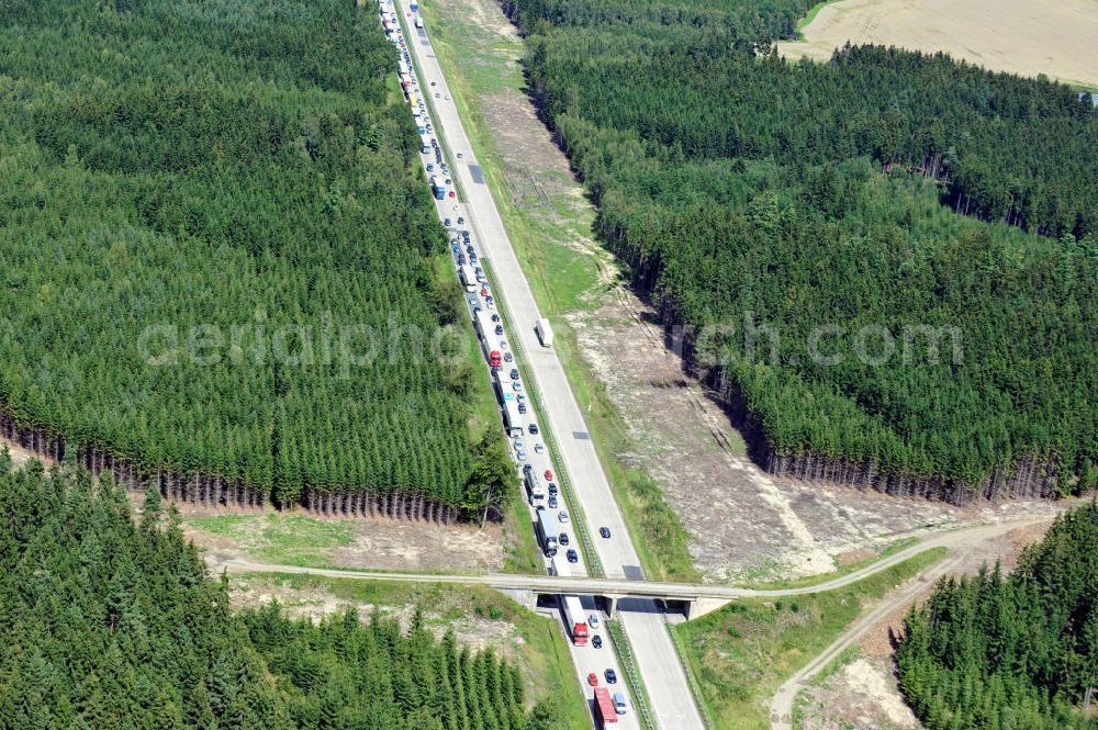 Pahnstangen from the bird's eye view: Bauwerke und Streckenführung der BAB Bundesautobahn A9 mit bisher vier Fahrstreifen. Derzeit laufen Vorbereitungsarbeiten für den sechsspurigen Ausbau der Autobahn 9 zwischen Triptis und Schleiz durch das deutsch-französisches Konsortium EUROVIA VINCI. Es ist das letzte Projekt im Rahmen des Verkehrsprojekt Deutsche Einheit Nummer zwölf der DEGES. Buildings and route of the motorway A9.