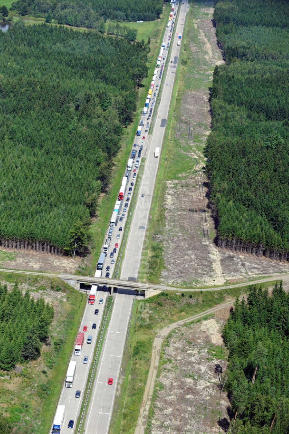 Aerial image Pahnstangen - Bauwerke und Streckenführung der BAB Bundesautobahn A9 mit bisher vier Fahrstreifen. Derzeit laufen Vorbereitungsarbeiten für den sechsspurigen Ausbau der Autobahn 9 zwischen Triptis und Schleiz durch das deutsch-französisches Konsortium EUROVIA VINCI. Es ist das letzte Projekt im Rahmen des Verkehrsprojekt Deutsche Einheit Nummer zwölf der DEGES. Buildings and route of the motorway A9.