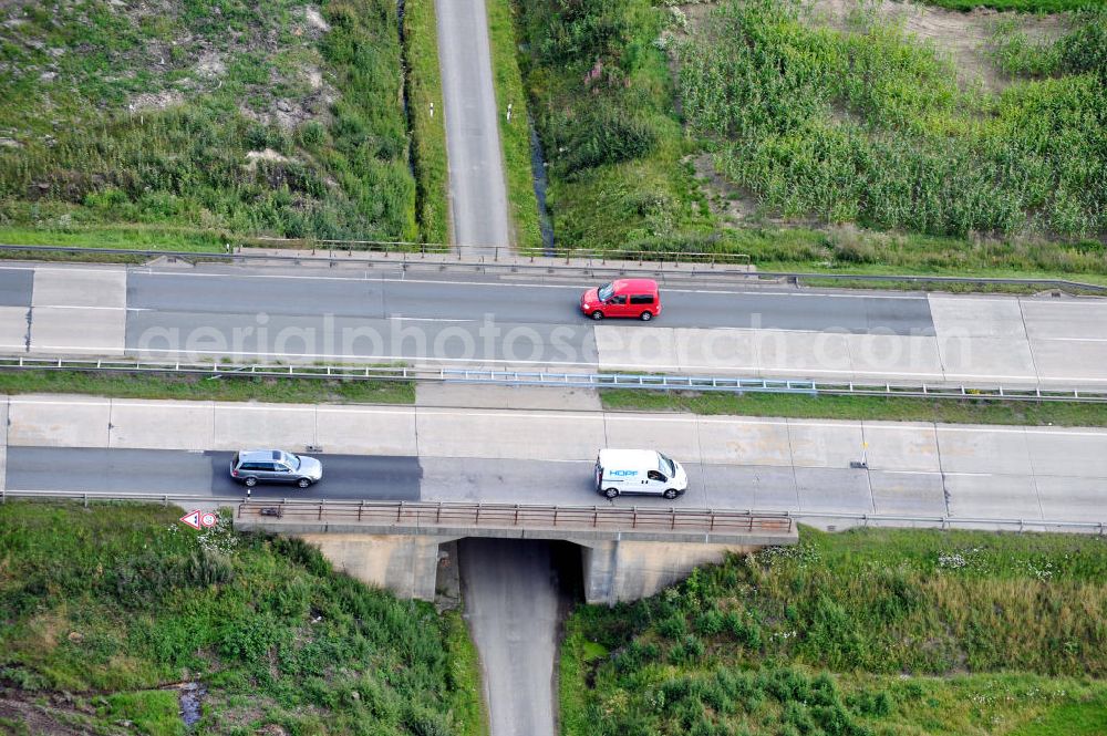 Aerial photograph Pahnstangen - Bauwerke und Streckenführung der BAB Bundesautobahn A9 mit bisher vier Fahrstreifen. Derzeit laufen Vorbereitungsarbeiten für den sechsspurigen Ausbau der Autobahn 9 zwischen Triptis und Schleiz durch das deutsch-französisches Konsortium EUROVIA VINCI. Es ist das letzte Projekt im Rahmen des Verkehrsprojekt Deutsche Einheit Nummer zwölf der DEGES. Buildings and route of the motorway A9.