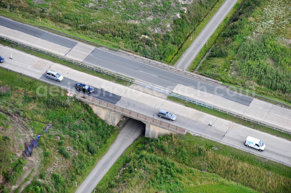 Pahnstangen from above - Bauwerke und Streckenführung der BAB Bundesautobahn A9 mit bisher vier Fahrstreifen. Derzeit laufen Vorbereitungsarbeiten für den sechsspurigen Ausbau der Autobahn 9 zwischen Triptis und Schleiz durch das deutsch-französisches Konsortium EUROVIA VINCI. Es ist das letzte Projekt im Rahmen des Verkehrsprojekt Deutsche Einheit Nummer zwölf der DEGES. Buildings and route of the motorway A9.