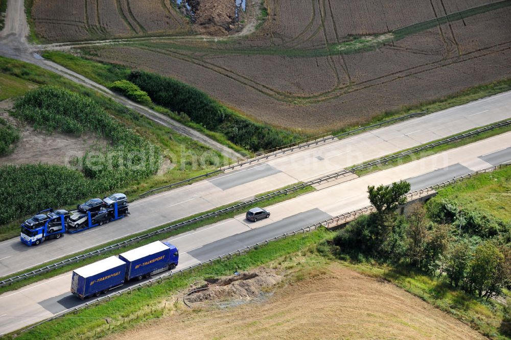 Pahnstangen from the bird's eye view: Bauwerke und Streckenführung der BAB Bundesautobahn A9 mit bisher vier Fahrstreifen. Derzeit laufen Vorbereitungsarbeiten für den sechsspurigen Ausbau der Autobahn 9 zwischen Triptis und Schleiz durch das deutsch-französisches Konsortium EUROVIA VINCI. Es ist das letzte Projekt im Rahmen des Verkehrsprojekt Deutsche Einheit Nummer zwölf der DEGES. Buildings and route of the motorway A9.