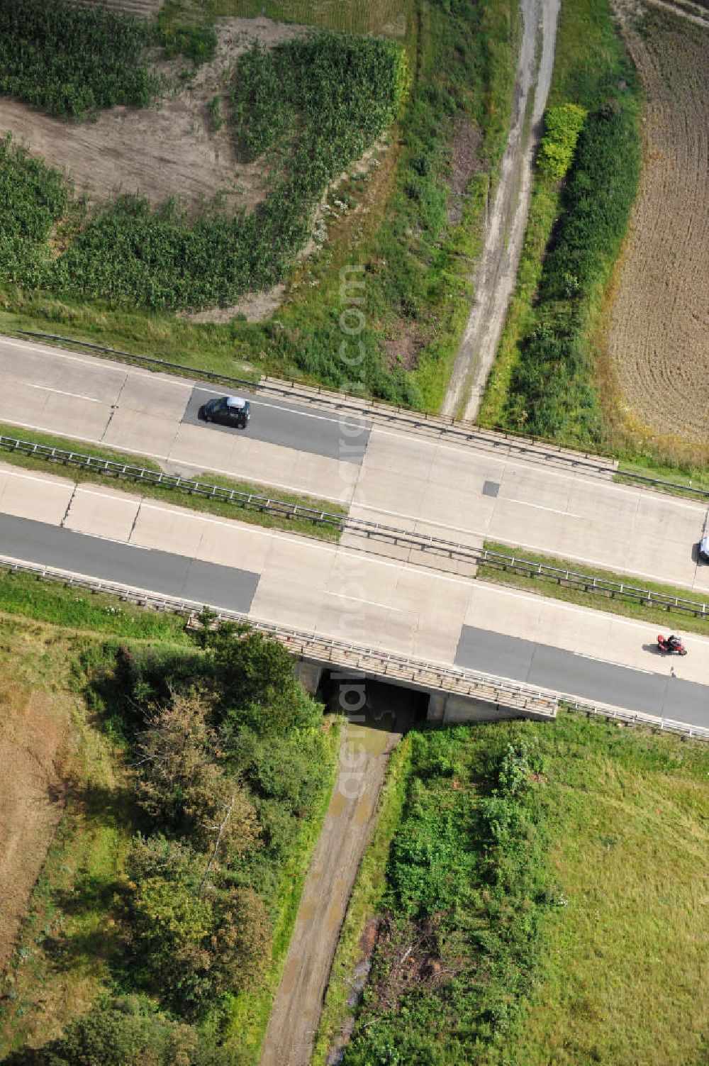 Aerial image Pahnstangen - Bauwerke und Streckenführung der BAB Bundesautobahn A9 mit bisher vier Fahrstreifen. Derzeit laufen Vorbereitungsarbeiten für den sechsspurigen Ausbau der Autobahn 9 zwischen Triptis und Schleiz durch das deutsch-französisches Konsortium EUROVIA VINCI. Es ist das letzte Projekt im Rahmen des Verkehrsprojekt Deutsche Einheit Nummer zwölf der DEGES. Buildings and route of the motorway A9.