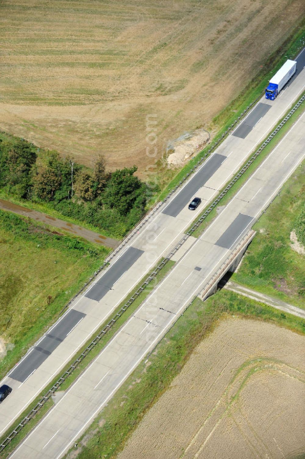 Aerial photograph Pahnstangen - Bauwerke und Streckenführung der BAB Bundesautobahn A9 mit bisher vier Fahrstreifen. Derzeit laufen Vorbereitungsarbeiten für den sechsspurigen Ausbau der Autobahn 9 zwischen Triptis und Schleiz durch das deutsch-französisches Konsortium EUROVIA VINCI. Es ist das letzte Projekt im Rahmen des Verkehrsprojekt Deutsche Einheit Nummer zwölf der DEGES. Buildings and route of the motorway A9.