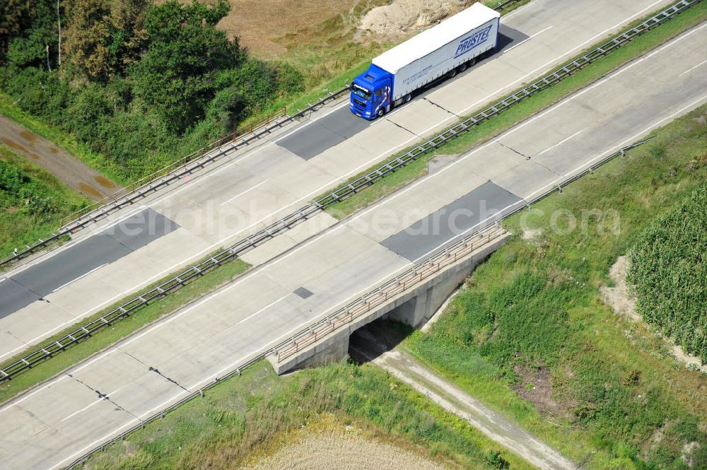 Pahnstangen from above - Bauwerke und Streckenführung der BAB Bundesautobahn A9 mit bisher vier Fahrstreifen. Derzeit laufen Vorbereitungsarbeiten für den sechsspurigen Ausbau der Autobahn 9 zwischen Triptis und Schleiz durch das deutsch-französisches Konsortium EUROVIA VINCI. Es ist das letzte Projekt im Rahmen des Verkehrsprojekt Deutsche Einheit Nummer zwölf der DEGES. Buildings and route of the motorway A9.