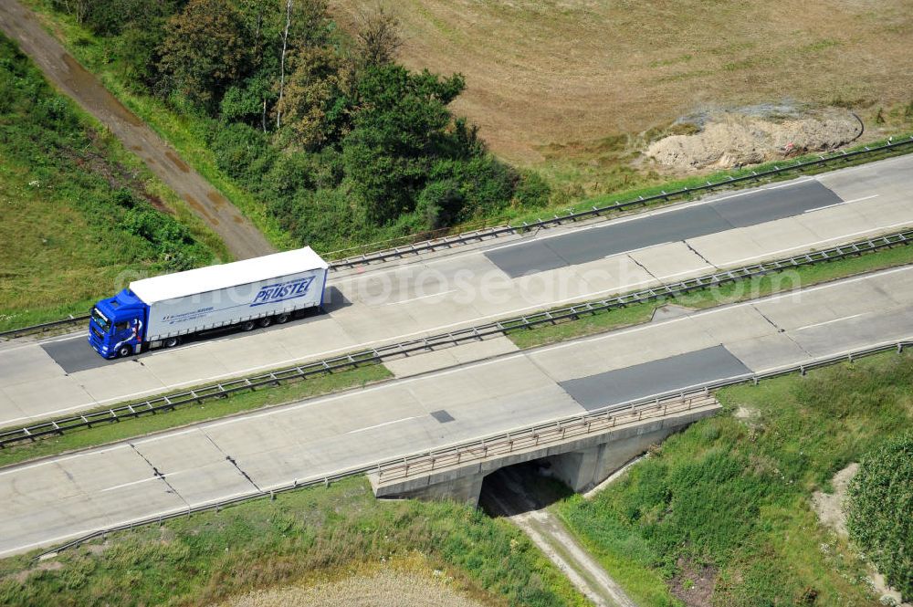 Pahnstangen from the bird's eye view: Bauwerke und Streckenführung der BAB Bundesautobahn A9 mit bisher vier Fahrstreifen. Derzeit laufen Vorbereitungsarbeiten für den sechsspurigen Ausbau der Autobahn 9 zwischen Triptis und Schleiz durch das deutsch-französisches Konsortium EUROVIA VINCI. Es ist das letzte Projekt im Rahmen des Verkehrsprojekt Deutsche Einheit Nummer zwölf der DEGES. Buildings and route of the motorway A9.