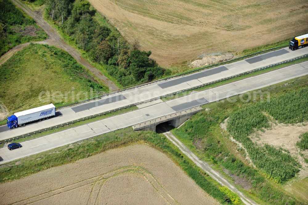 Aerial image Pahnstangen - Bauwerke und Streckenführung der BAB Bundesautobahn A9 mit bisher vier Fahrstreifen. Derzeit laufen Vorbereitungsarbeiten für den sechsspurigen Ausbau der Autobahn 9 zwischen Triptis und Schleiz durch das deutsch-französisches Konsortium EUROVIA VINCI. Es ist das letzte Projekt im Rahmen des Verkehrsprojekt Deutsche Einheit Nummer zwölf der DEGES. Buildings and route of the motorway A9.