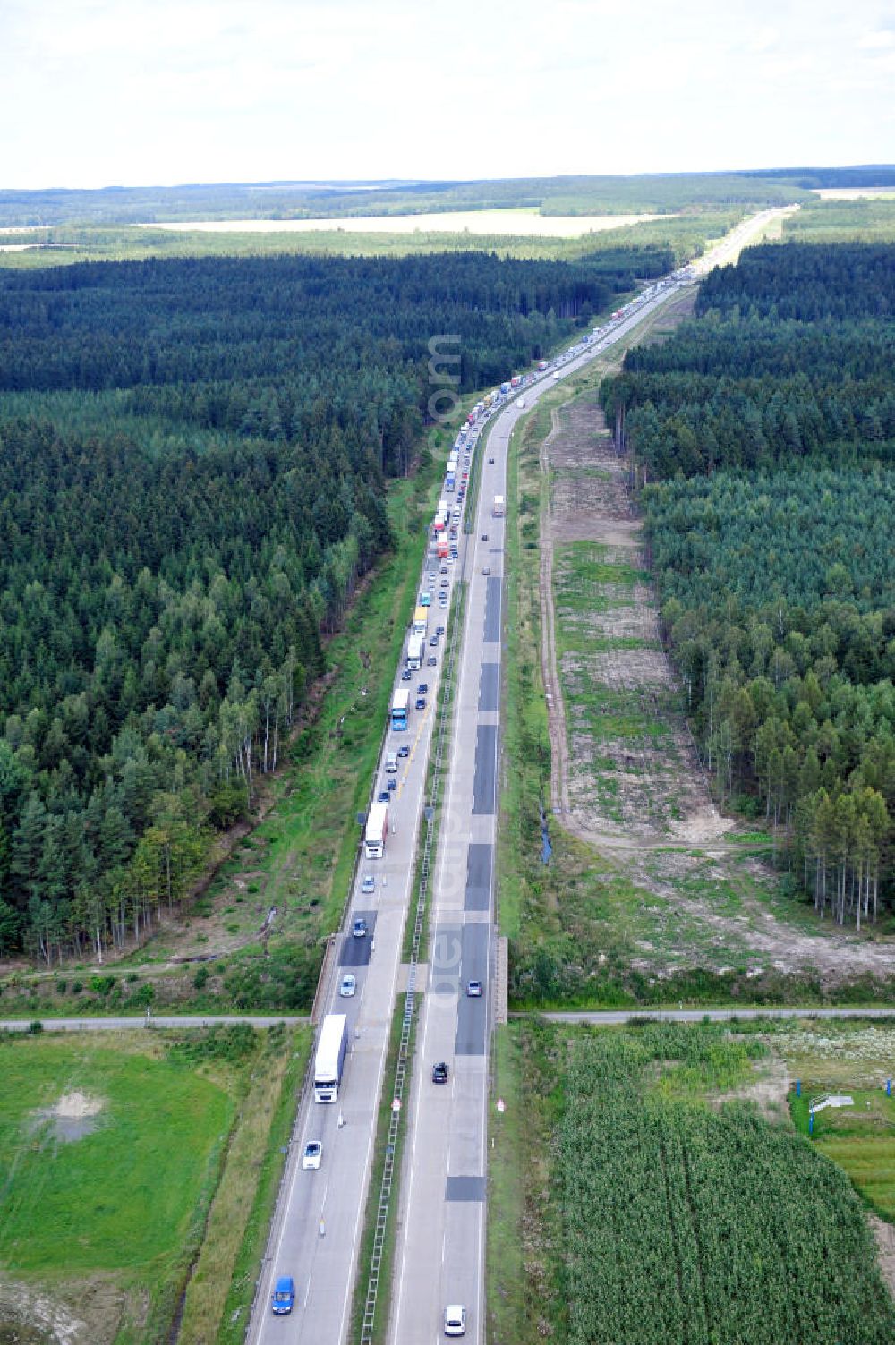 Aerial photograph Pahnstangen - Bauwerke und Streckenführung der BAB Bundesautobahn A9 mit bisher vier Fahrstreifen. Derzeit laufen Vorbereitungsarbeiten für den sechsspurigen Ausbau der Autobahn 9 zwischen Triptis und Schleiz durch das deutsch-französisches Konsortium EUROVIA VINCI. Es ist das letzte Projekt im Rahmen des Verkehrsprojekt Deutsche Einheit Nummer zwölf der DEGES. Buildings and route of the motorway A9.