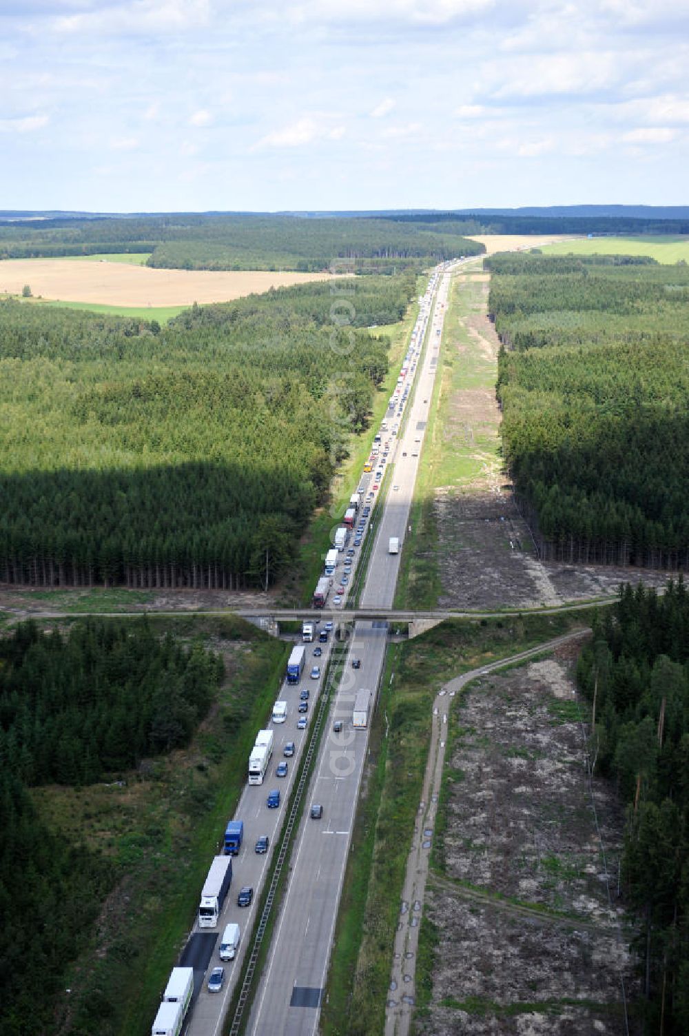 Pahnstangen from above - Bauwerke und Streckenführung der BAB Bundesautobahn A9 mit bisher vier Fahrstreifen. Derzeit laufen Vorbereitungsarbeiten für den sechsspurigen Ausbau der Autobahn 9 zwischen Triptis und Schleiz durch das deutsch-französisches Konsortium EUROVIA VINCI. Es ist das letzte Projekt im Rahmen des Verkehrsprojekt Deutsche Einheit Nummer zwölf der DEGES. Buildings and route of the motorway A9.