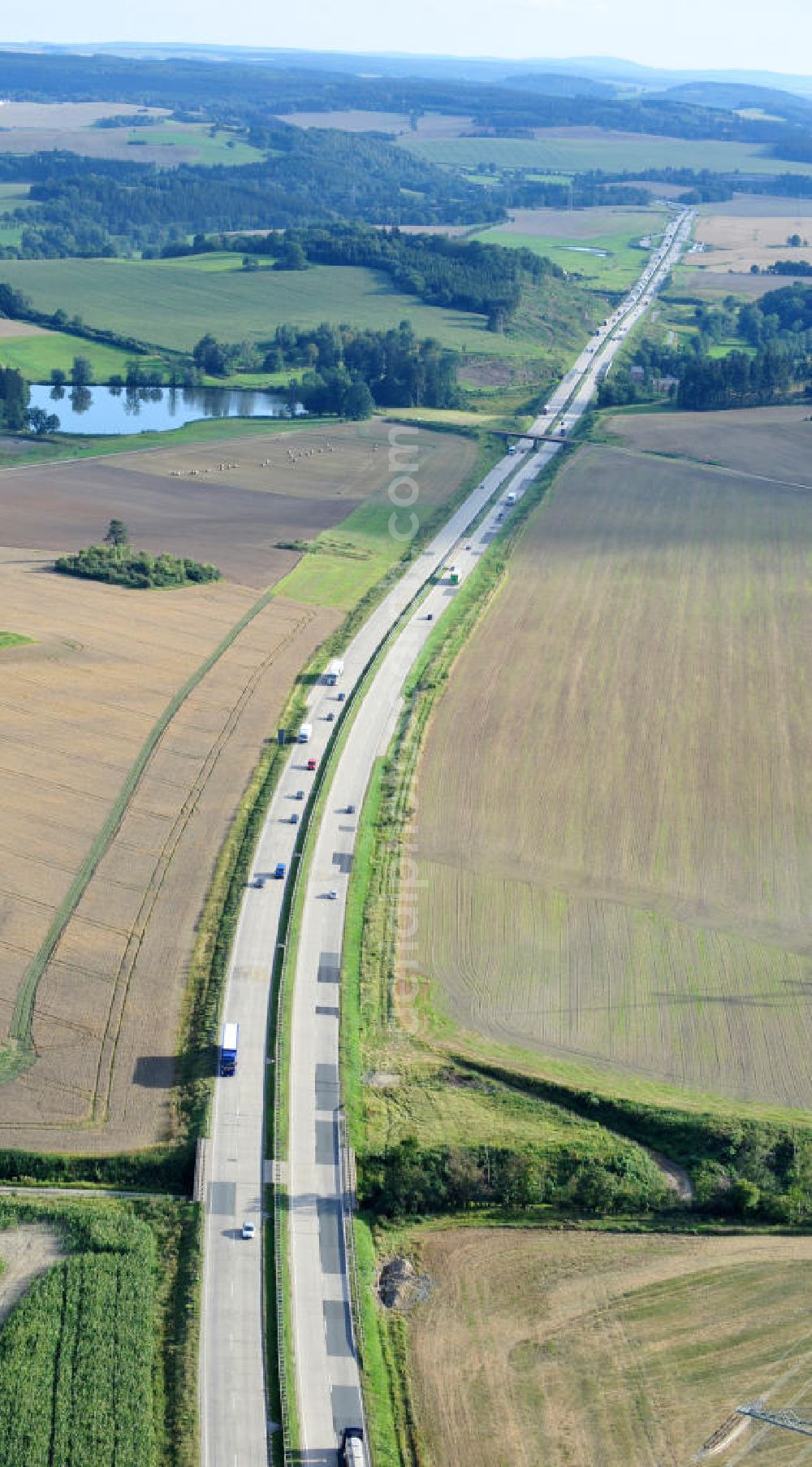 Pahnstangen from the bird's eye view: Bauwerke und Streckenführung der BAB Bundesautobahn A9 mit bisher vier Fahrstreifen. Derzeit laufen Vorbereitungsarbeiten für den sechsspurigen Ausbau der Autobahn 9 zwischen Triptis und Schleiz durch das deutsch-französisches Konsortium EUROVIA VINCI. Es ist das letzte Projekt im Rahmen des Verkehrsprojekt Deutsche Einheit Nummer zwölf der DEGES. Buildings and route of the motorway A9.