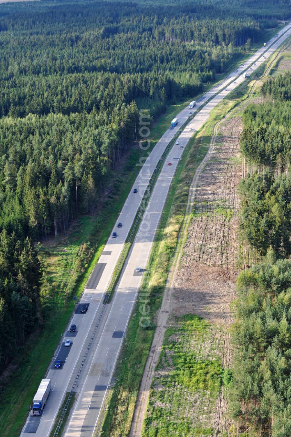 Aerial image Pahnstangen - Bauwerke und Streckenführung der BAB Bundesautobahn A9 mit bisher vier Fahrstreifen. Derzeit laufen Vorbereitungsarbeiten für den sechsspurigen Ausbau der Autobahn 9 zwischen Triptis und Schleiz durch das deutsch-französisches Konsortium EUROVIA VINCI. Es ist das letzte Projekt im Rahmen des Verkehrsprojekt Deutsche Einheit Nummer zwölf der DEGES. Buildings and route of the motorway A9.