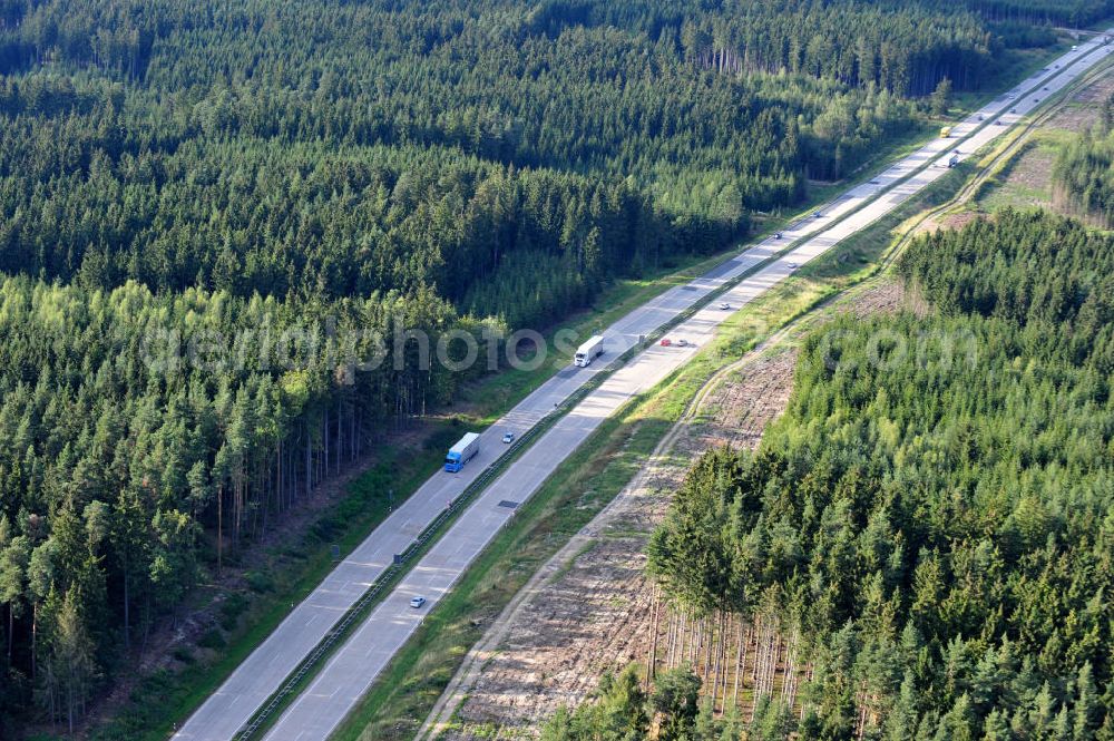 Aerial photograph Pahnstangen - Bauwerke und Streckenführung der BAB Bundesautobahn A9 mit bisher vier Fahrstreifen. Derzeit laufen Vorbereitungsarbeiten für den sechsspurigen Ausbau der Autobahn 9 zwischen Triptis und Schleiz durch das deutsch-französisches Konsortium EUROVIA VINCI. Es ist das letzte Projekt im Rahmen des Verkehrsprojekt Deutsche Einheit Nummer zwölf der DEGES. Buildings and route of the motorway A9.