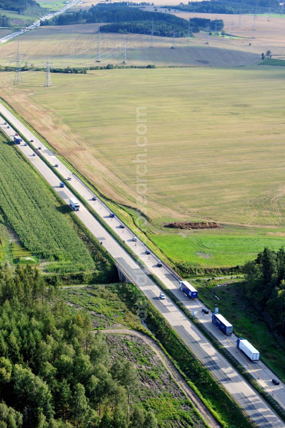 Pahnstangen from above - Bauwerke und Streckenführung der BAB Bundesautobahn A9 mit bisher vier Fahrstreifen. Derzeit laufen Vorbereitungsarbeiten für den sechsspurigen Ausbau der Autobahn 9 zwischen Triptis und Schleiz durch das deutsch-französisches Konsortium EUROVIA VINCI. Es ist das letzte Projekt im Rahmen des Verkehrsprojekt Deutsche Einheit Nummer zwölf der DEGES. Buildings and route of the motorway A9.