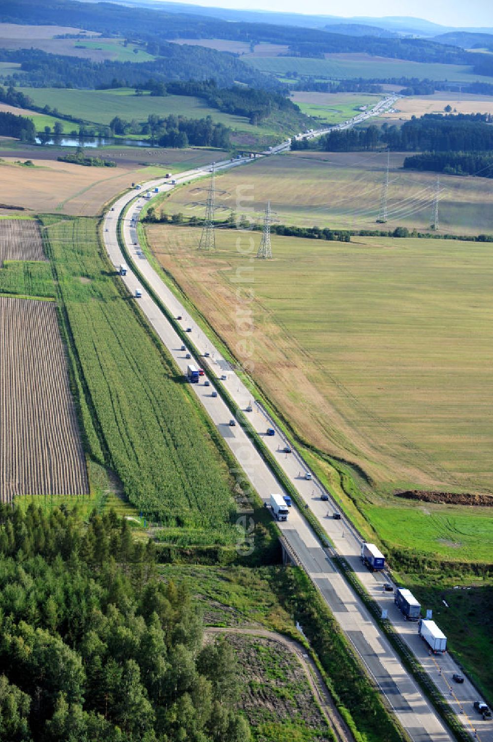 Pahnstangen from the bird's eye view: Bauwerke und Streckenführung der BAB Bundesautobahn A9 mit bisher vier Fahrstreifen. Derzeit laufen Vorbereitungsarbeiten für den sechsspurigen Ausbau der Autobahn 9 zwischen Triptis und Schleiz durch das deutsch-französisches Konsortium EUROVIA VINCI. Es ist das letzte Projekt im Rahmen des Verkehrsprojekt Deutsche Einheit Nummer zwölf der DEGES. Buildings and route of the motorway A9.