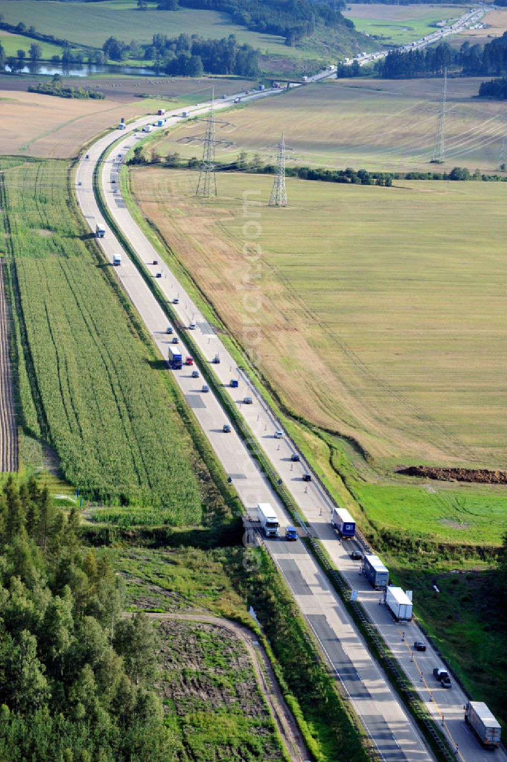 Aerial image Pahnstangen - Bauwerke und Streckenführung der BAB Bundesautobahn A9 mit bisher vier Fahrstreifen. Derzeit laufen Vorbereitungsarbeiten für den sechsspurigen Ausbau der Autobahn 9 zwischen Triptis und Schleiz durch das deutsch-französisches Konsortium EUROVIA VINCI. Es ist das letzte Projekt im Rahmen des Verkehrsprojekt Deutsche Einheit Nummer zwölf der DEGES. Buildings and route of the motorway A9.