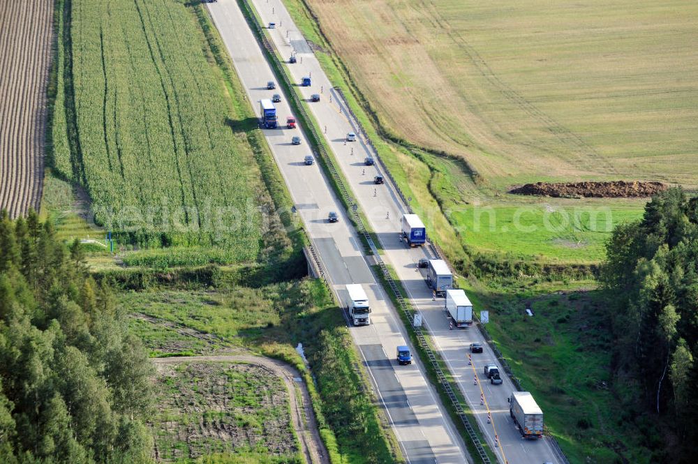 Aerial photograph Pahnstangen - Bauwerke und Streckenführung der BAB Bundesautobahn A9 mit bisher vier Fahrstreifen. Derzeit laufen Vorbereitungsarbeiten für den sechsspurigen Ausbau der Autobahn 9 zwischen Triptis und Schleiz durch das deutsch-französisches Konsortium EUROVIA VINCI. Es ist das letzte Projekt im Rahmen des Verkehrsprojekt Deutsche Einheit Nummer zwölf der DEGES. Buildings and route of the motorway A9.