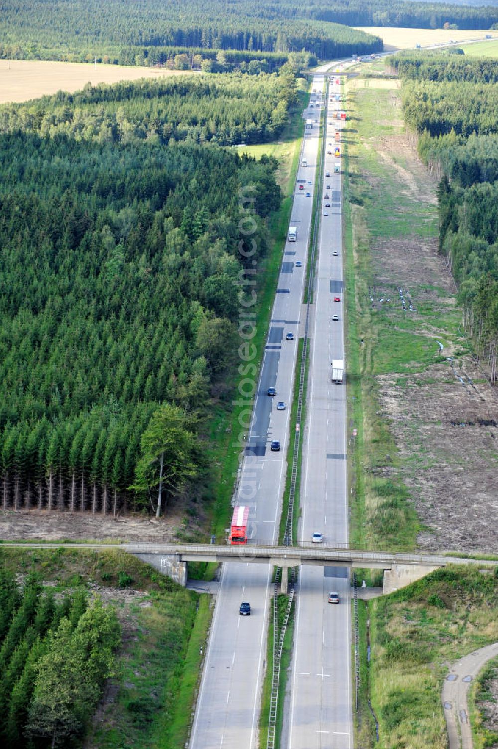 Pahnstangen from above - Bauwerke und Streckenführung der BAB Bundesautobahn A9 mit bisher vier Fahrstreifen. Derzeit laufen Vorbereitungsarbeiten für den sechsspurigen Ausbau der Autobahn 9 zwischen Triptis und Schleiz durch das deutsch-französisches Konsortium EUROVIA VINCI. Es ist das letzte Projekt im Rahmen des Verkehrsprojekt Deutsche Einheit Nummer zwölf der DEGES. Buildings and route of the motorway A9.