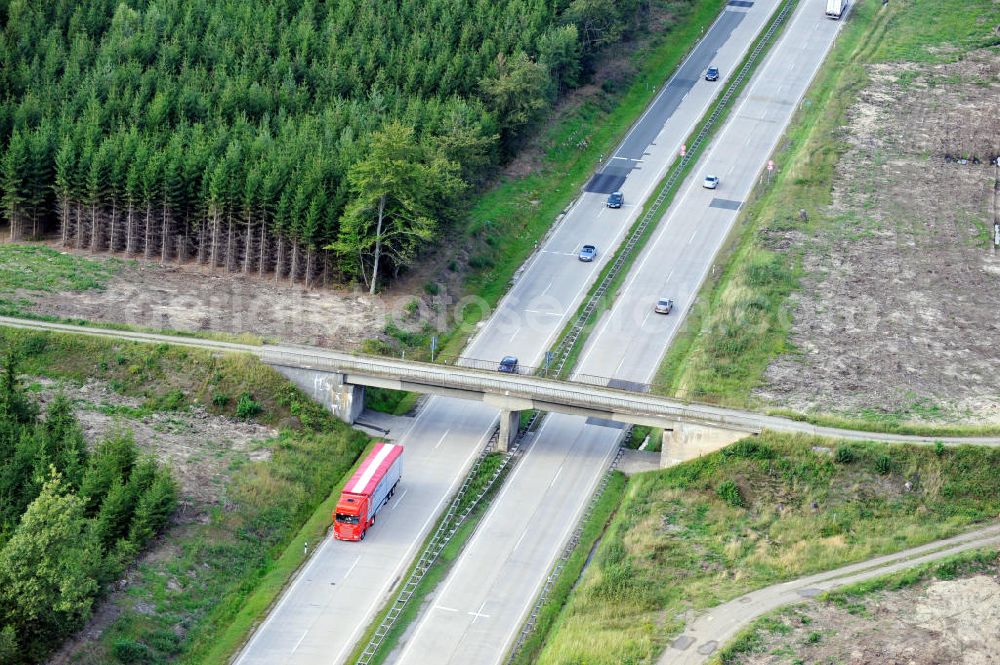 Pahnstangen from the bird's eye view: Bauwerke und Streckenführung der BAB Bundesautobahn A9 mit bisher vier Fahrstreifen. Derzeit laufen Vorbereitungsarbeiten für den sechsspurigen Ausbau der Autobahn 9 zwischen Triptis und Schleiz durch das deutsch-französisches Konsortium EUROVIA VINCI. Es ist das letzte Projekt im Rahmen des Verkehrsprojekt Deutsche Einheit Nummer zwölf der DEGES. Buildings and route of the motorway A9.