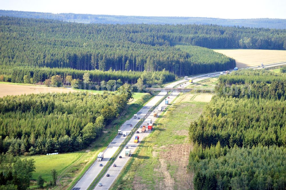 Aerial image Pahnstangen - Bauwerke und Streckenführung der BAB Bundesautobahn A9 mit bisher vier Fahrstreifen. Derzeit laufen Vorbereitungsarbeiten für den sechsspurigen Ausbau der Autobahn 9 zwischen Triptis und Schleiz durch das deutsch-französisches Konsortium EUROVIA VINCI. Es ist das letzte Projekt im Rahmen des Verkehrsprojekt Deutsche Einheit Nummer zwölf der DEGES. Buildings and route of the motorway A9.