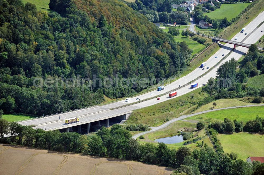 Aerial photograph Schleiz - Bauwerke und Streckenführung der BAB Bundesautobahn A9 mit bisher vier Fahrstreifen. Derzeit laufen Vorbereitungsarbeiten für den sechsspurigen Ausbau der Autobahn 9 zwischen Triptis und Schleiz durch das deutsch-französisches Konsortium EUROVIA VINCI. Es ist das letzte Projekt im Rahmen des Verkehrsprojekt Deutsche Einheit Nummer zwölf der DEGES. Buildings and route of the motorway A9.